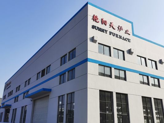 リフティングタイプ 1100°C プログラム可能な温度制御装置の電気産業用パッチシンタリングオーブン